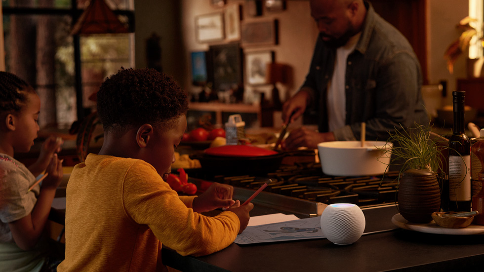 Evde ?ekilmi? bir HomePod mini ya?am tarz? foto?raf?. 