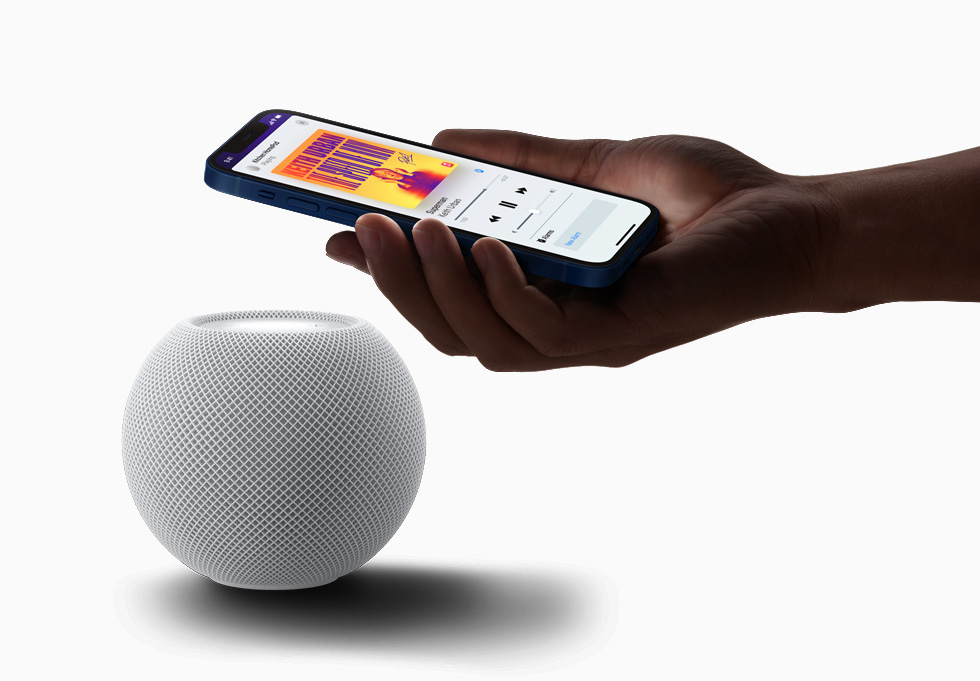 iPhone 12’sini HomePod mini’nin yak?n?nda tutan bir kullan?c?.