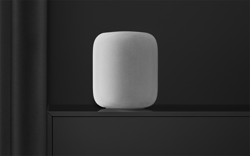 Siyah bir raf?n üzerinde beyaz HomePod hoparl?r.