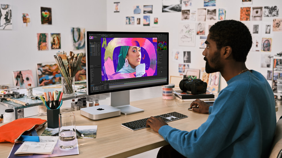 Evdeki ofisinde Mac mini kullanan bir ?al??an g?steriliyor.