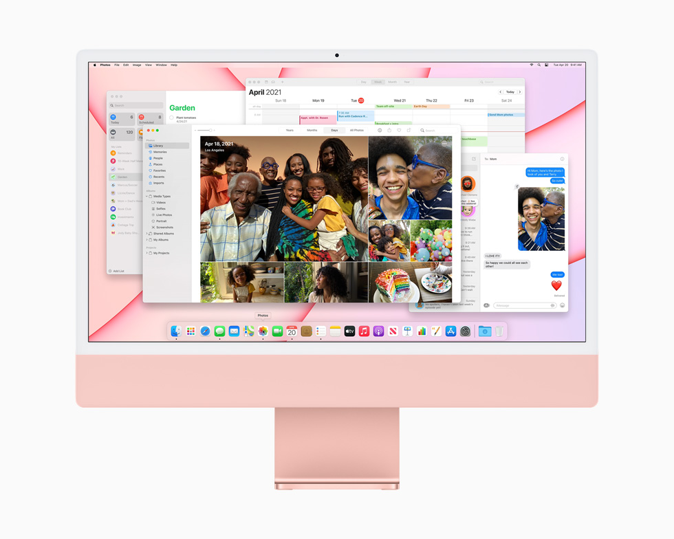 Ekranda a??k duran ?ok say?da uygulama, pembe bir iMac’te M1 ?ip ve macOS’un gücünü ve performans?n? sergiliyor.
