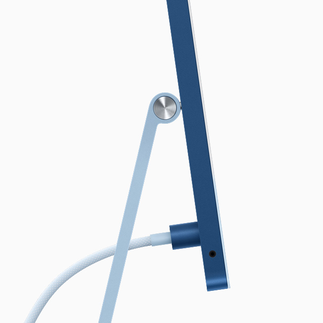Mavi iMac modelinin gü? konnekt?rü ve uyumlu renkte ?rgü kablo ile birlikte yandan g?rünümü.