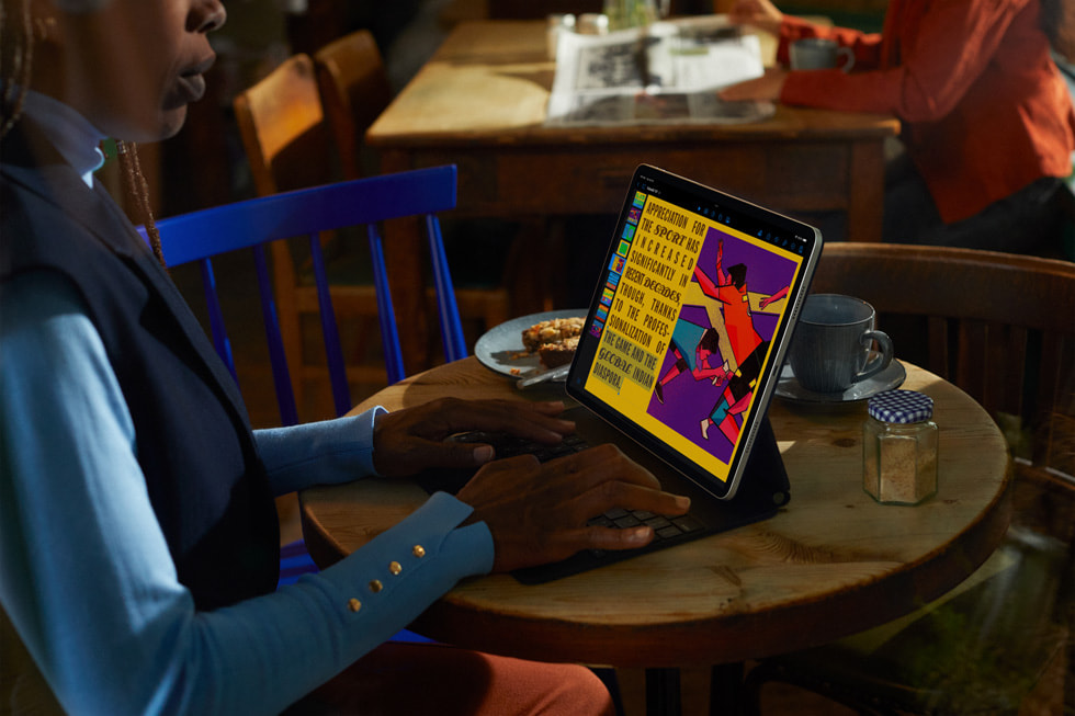 iPad Pro’yu Smart Keyboard Folio ile kullanan bir kad?n.
