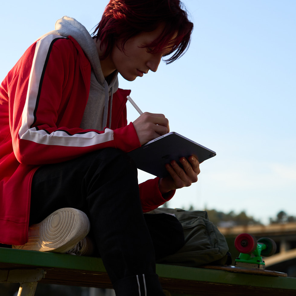 Yeni iPad Air’de Apple Pencil kullanan bir ki?i. 