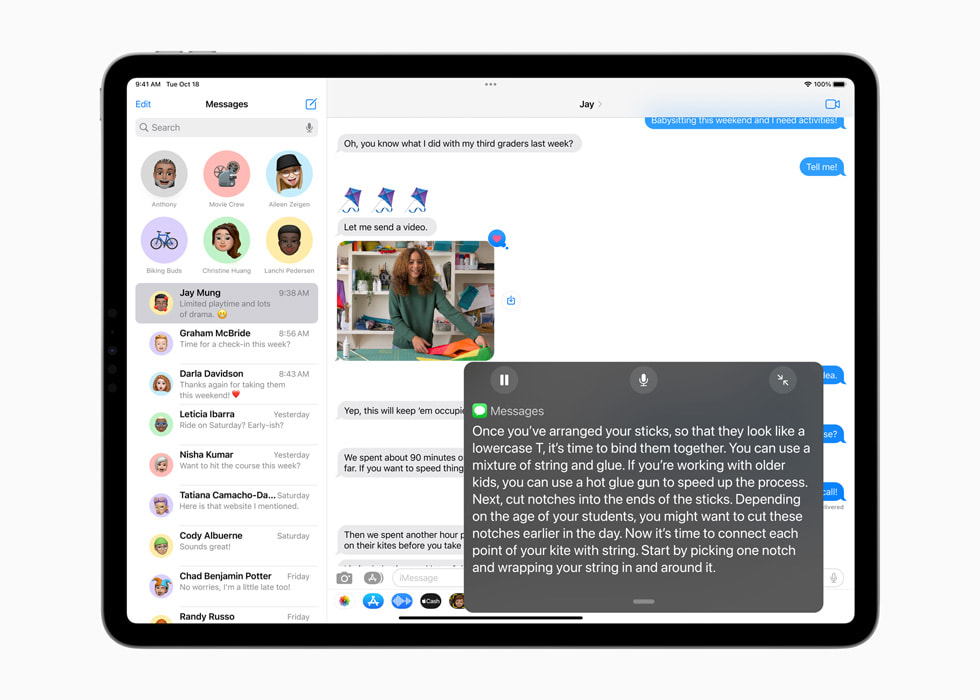 Yeni 12.9?in? iPad?Pro’da iPadOS?16’daki Mesajlar uygulamas?nda Canl? Alt Yaz?lar ?zelli?i g?steriliyor.