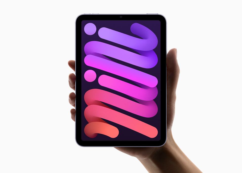 iPad mini’yi dikey olarak tutan bir el.