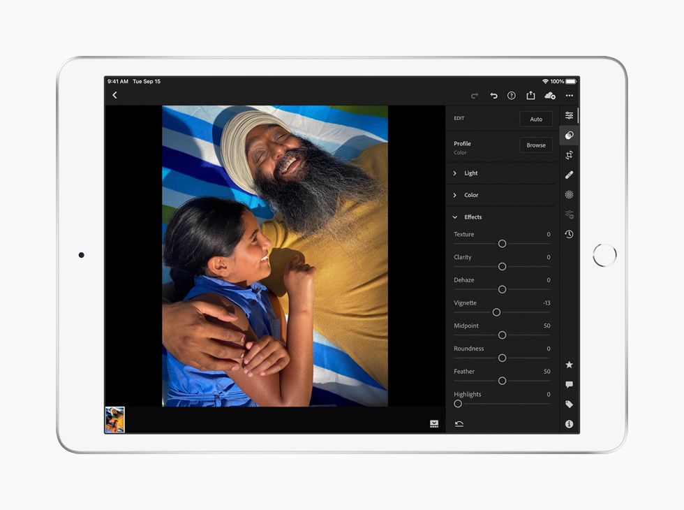 iPad’de Adobe Lightroom ile bir resim düzenleniyor.