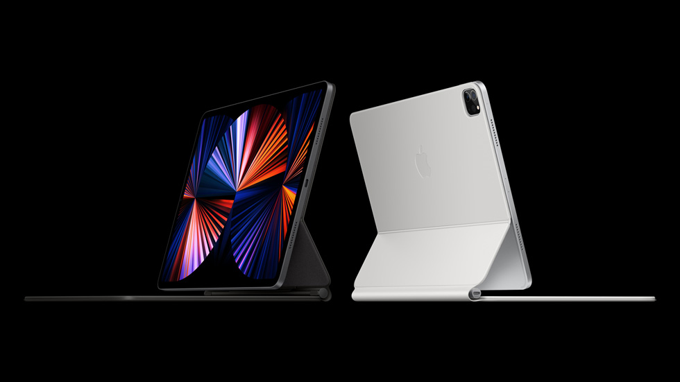 Siyah ve beyaz Magic Keyboard’lar ile e?le?tirilmi? iPad Pro 