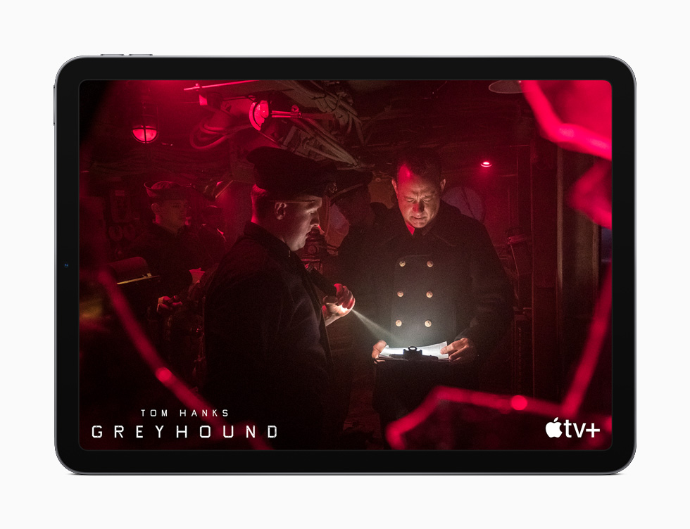 iPad Air ekran?nda Apple TV+’dan “Greyhound” g?steriliyor.