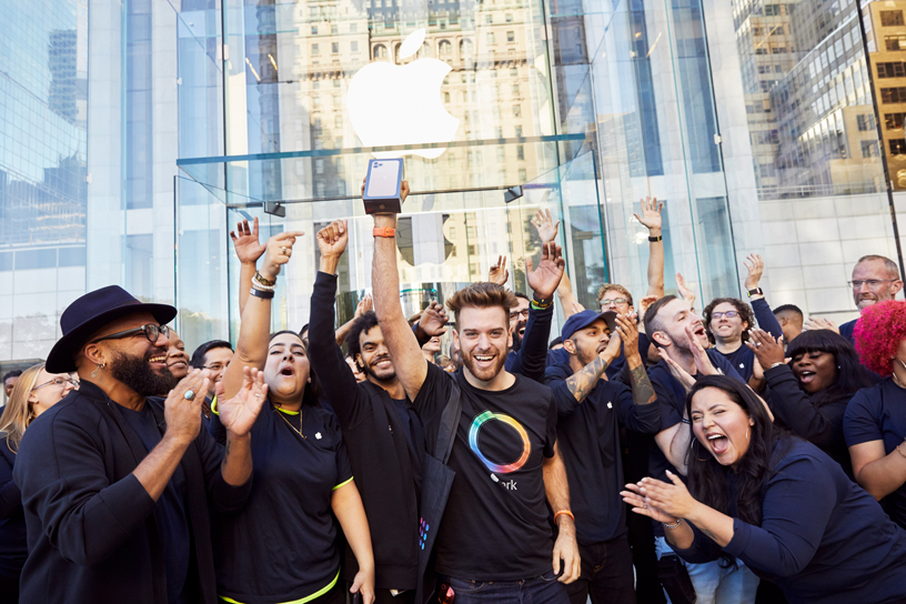 ????? ???? Apple ?? ????? iPhone 11 Pro ???? ???? Apple Fifth Avenue. 