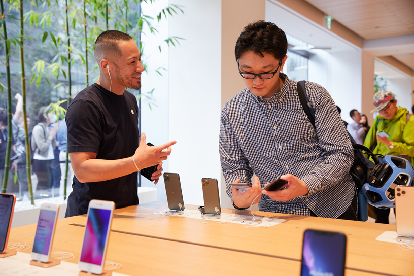 ??? ?? ???? Apple ????? ??? ???? ????? ?????? ??? iPhone 11 Pro ?? ???? Apple Marunouchi.
