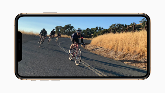 Dinamik video g?rüntüsünü g?steren iPhone Xs. 