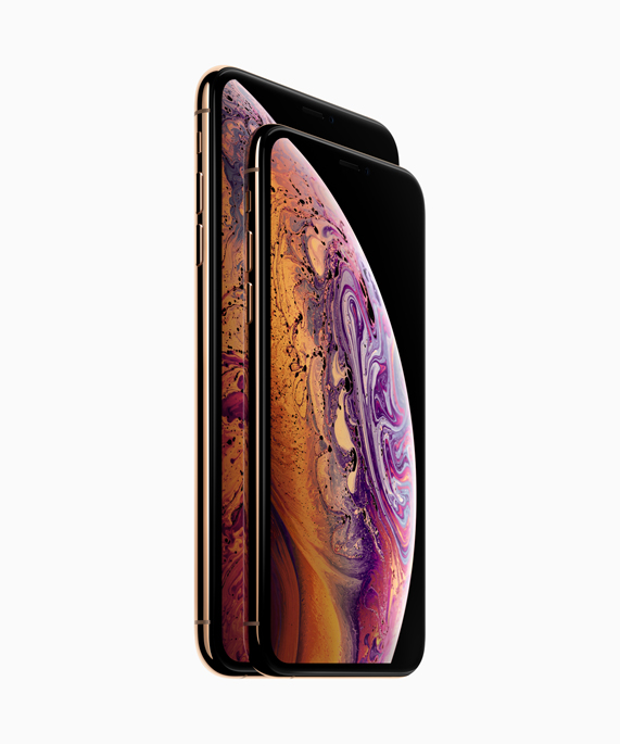 Super Retina ekran?n g?sterildi?i iPhone Xs  ve arkas?nda duran iPhone Xs Max.
