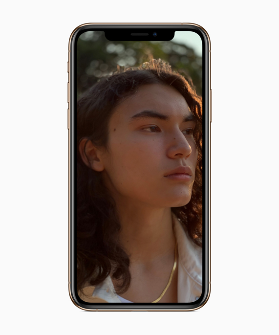 Derinlik Denetimi ile Portre modundaki bir g?rüntüyü g?steren iPhone Xs. 