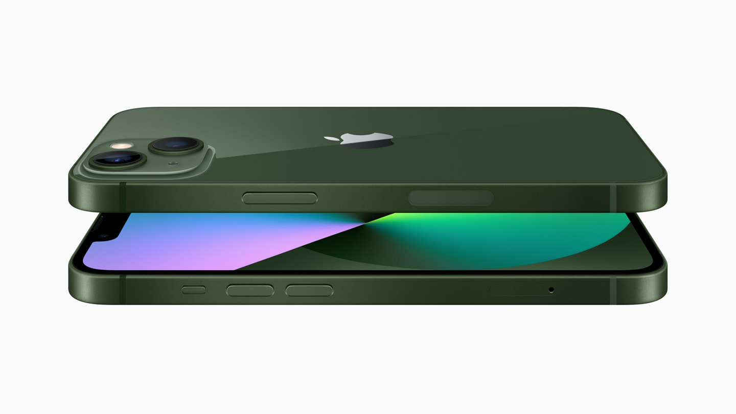Yeni ye?il iPhone?13’teki hassas bir ?ekilde i?lenmi? cam arka yüzey ve Ceramic Shield ?n yüzeyin yak?n plan g?rüntüsü.