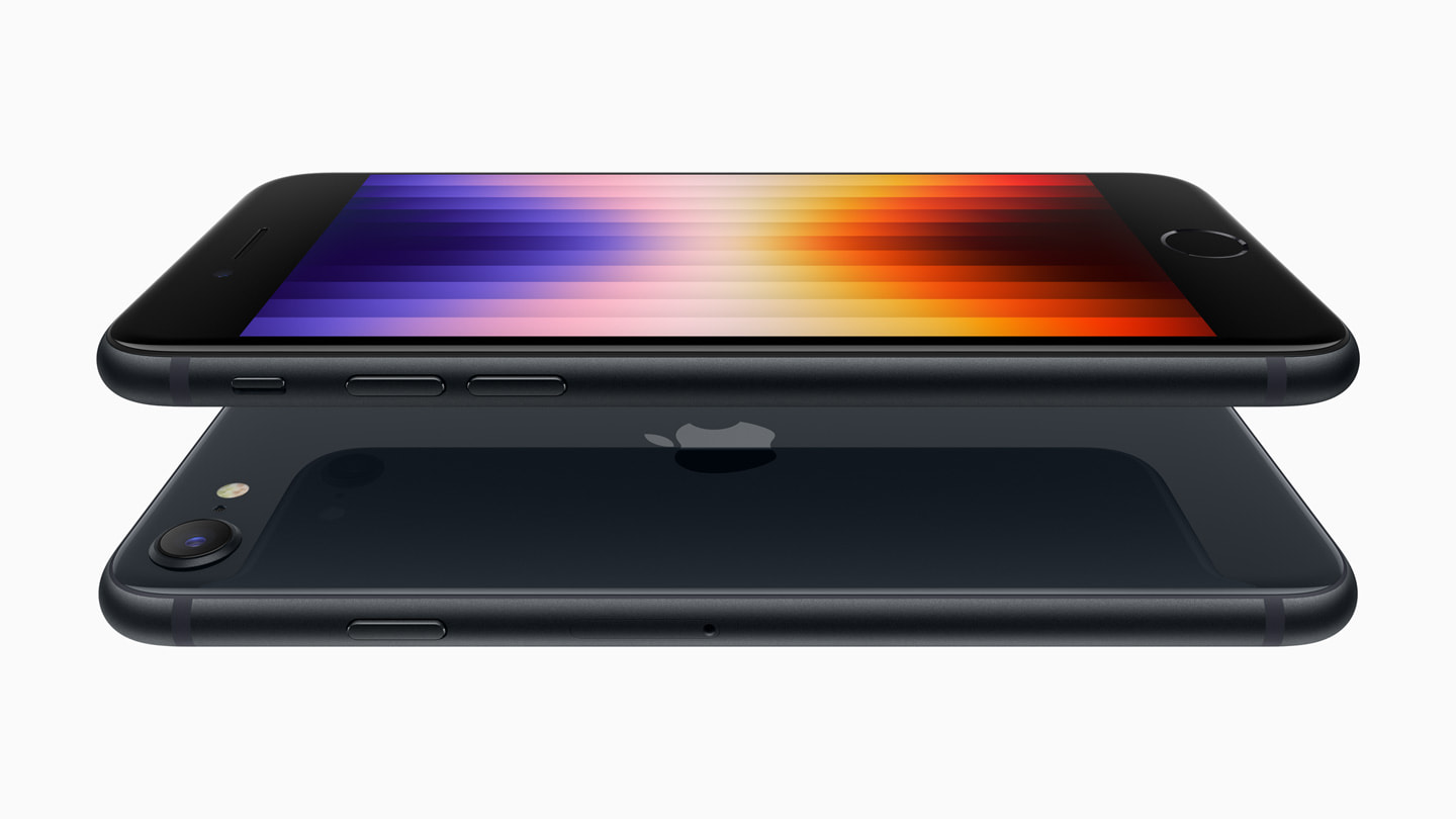 Gece yar?s? renginde yeni iPhone SE’nin cam ve uzay endüstrisi standartlar?ndaki alüminyum tasar?m?n? ?ne ??karan ?nden ve arkadan g?rünümü.