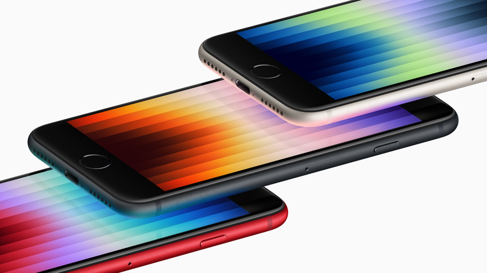 Sergilenen (PRODUCT)RED, gece yar?s? ve y?ld?z ????? renklerdeki yeni iPhone SE modellerinin a??yla ?ekilmi? bir foto?raf?.