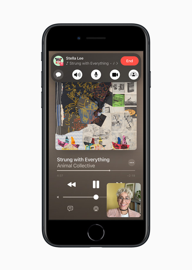 Gece yar?s? renginde yeni iPhone SE’de arkada??yla müzik dinlemek i?in iOS 5’in Share Play ?zelli?ini kullanan biri. 