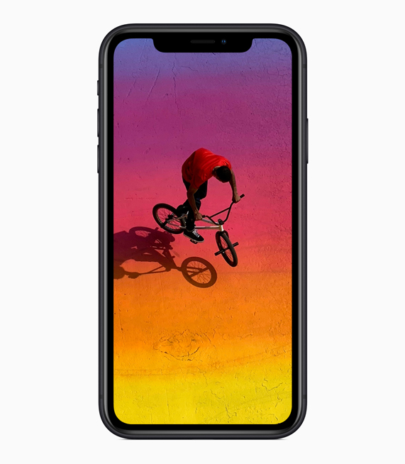 ?n yüzeyin tamam?n? olu?turan Liquid Retina ekran? g?steren iPhone XR.