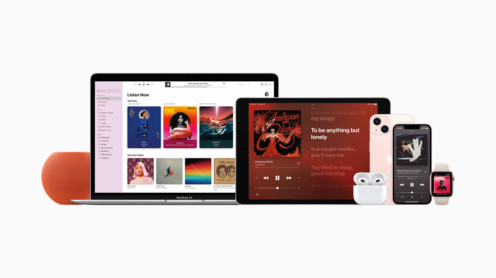?e?itli Apple ayg?tlar? g?steriliyor: HomePod mini, MacBook Air, iPad, AirPods, iPhone, iPhone mini ve Apple Watch.