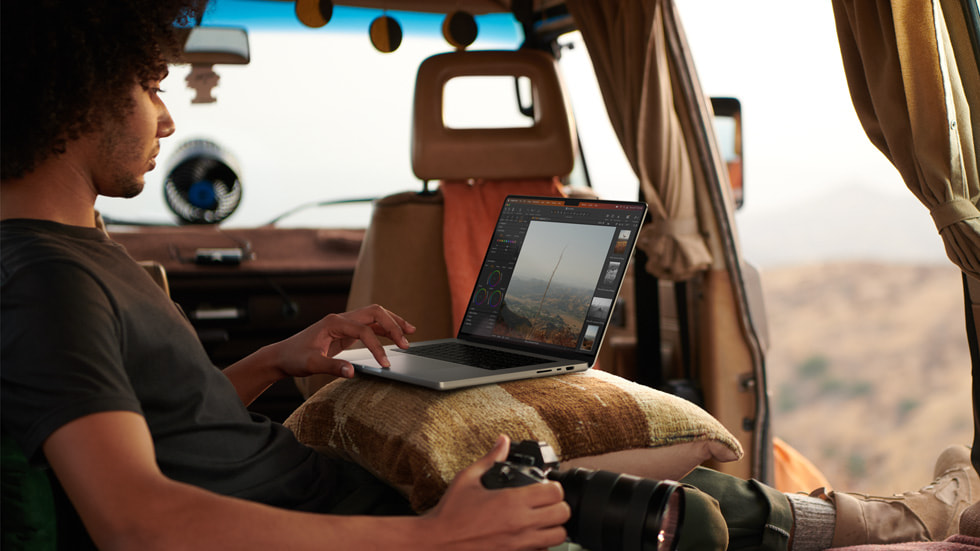 Karavan?nda M2 Max ?ipli MacBook Pro kullanan bir foto?raf??.