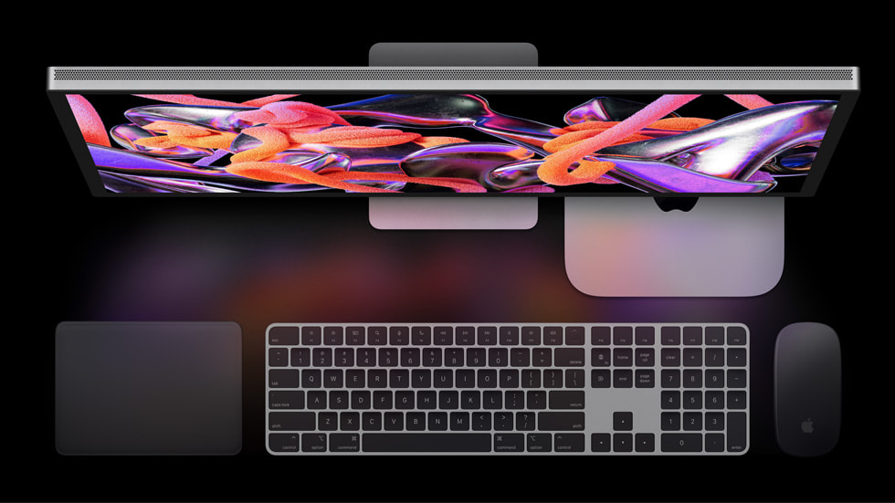 Studio Display ve Magic aksesuarlar?yla g?sterilen bir Mac mini.
