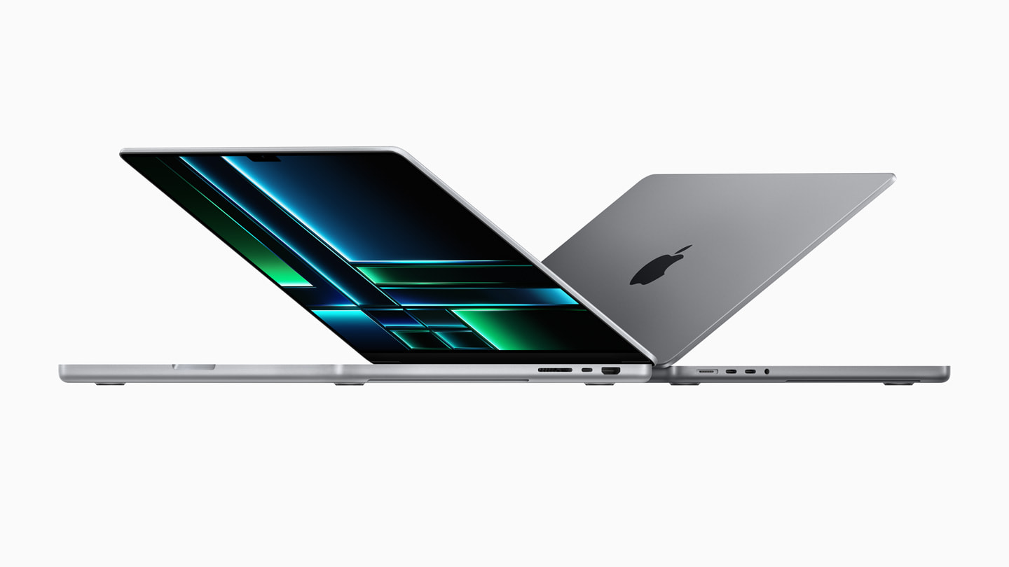 Arka arkaya yerle?tirilmi? iki MacBook Pro ayg?t?.