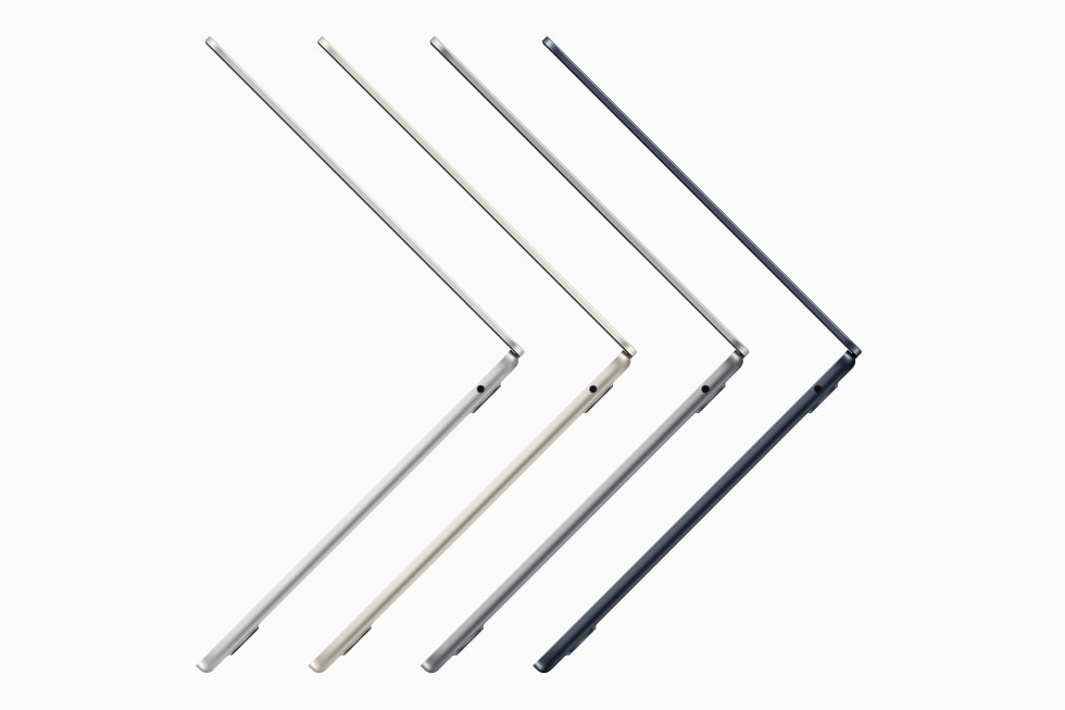 Gümü?, y?ld?z ?????, uzay grisi ve gece yar?s? MacBook Air’lerin a??k yan profilleri.