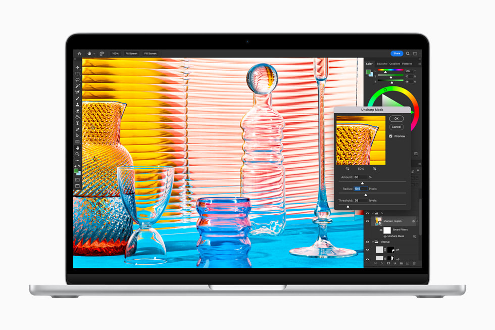 Gümü? MacBook Air’de Adobe Photoshop ile g?rüntü düzenleme.
