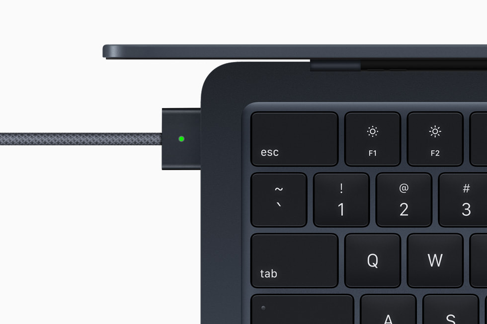Gece yar?s? MacBook Air’e ba?l? bir MagSafe adapt?rünün yak?ndan g?rüntüsü.