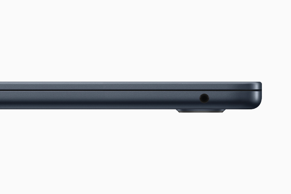 Gece yar?s? MacBook Air’deki 3,5 mm ses jak?n?n yak?ndan g?rüntüsü.