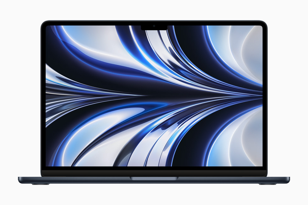 Gece yar?s? MacBook Air ekran?nda masaüstü arka plan? g?rüntüleniyor.