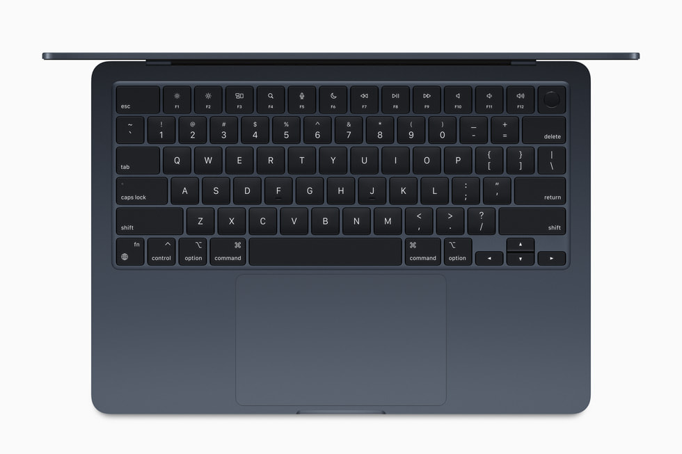 Gece yar?s? MacBook Air’deki klavyenin ve Force Touch trackpad’in üstten g?rüntüsü.