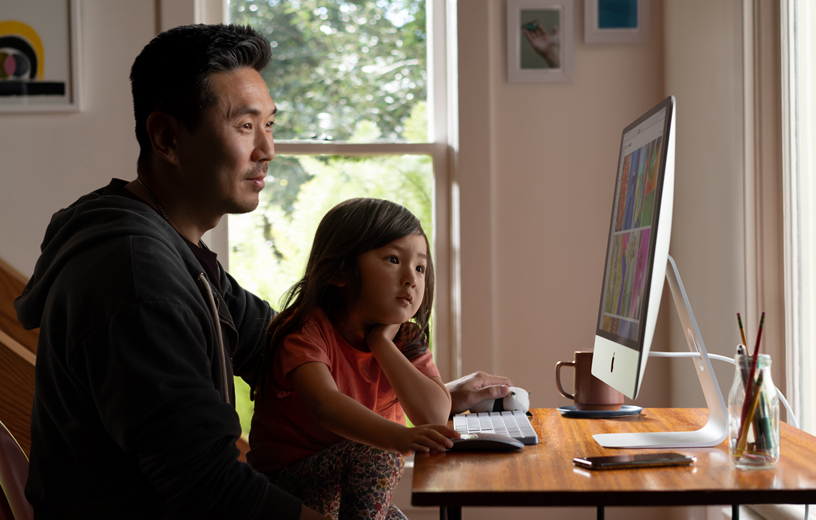 Evlerindeki iMac’te resimlere bakan bir baba ve k?z?.