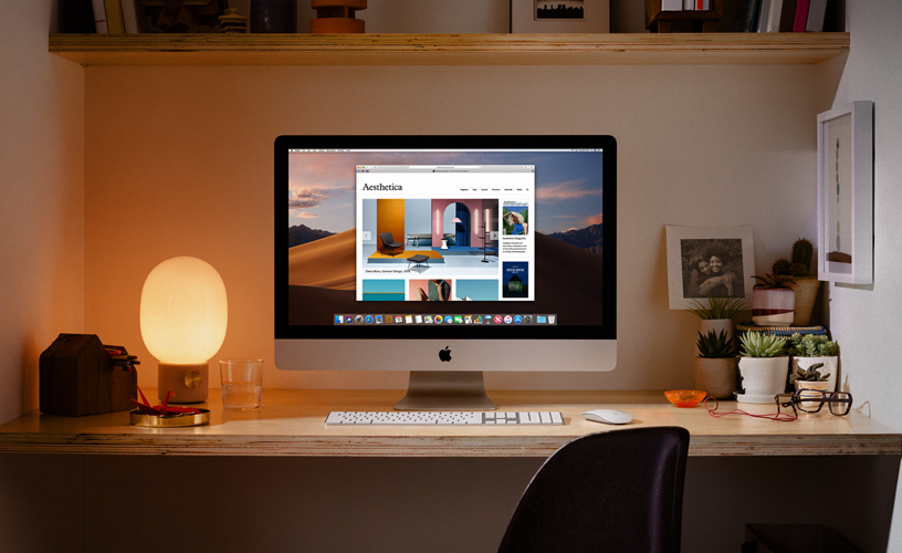 iMac bulunan bir ev ofisi.