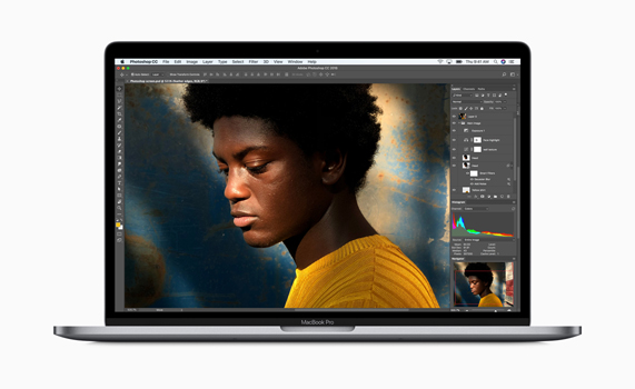 MacBook Pro ekran?nda Photoshop’ta g?rsel düzenleme i?lemi g?rülüyor.