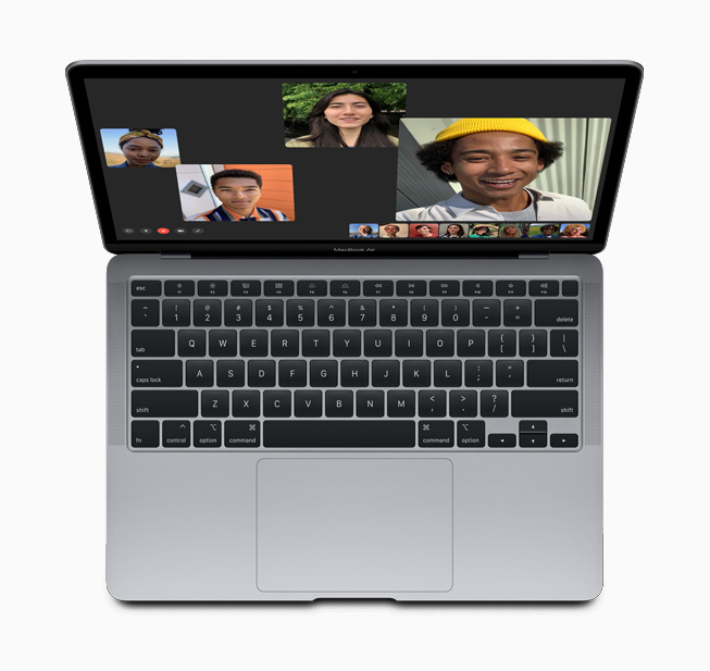 Yeni MacBook Air’de bir grup FaceTime g?rü?mesi.