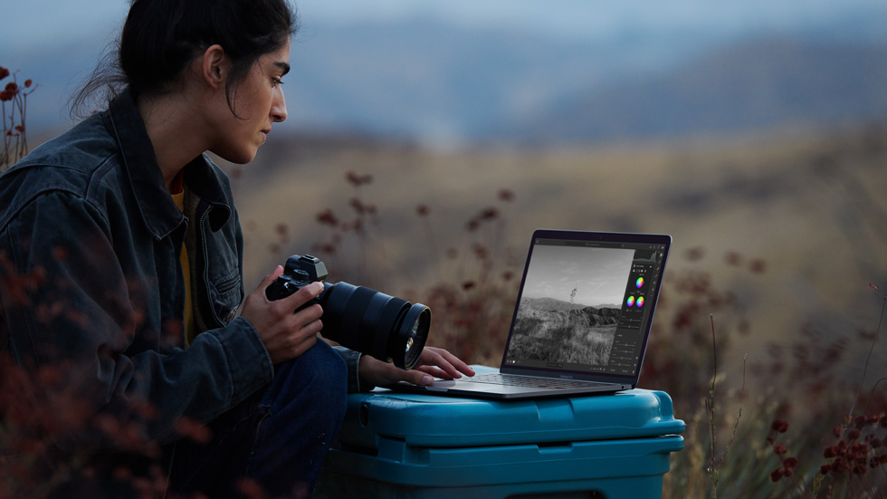 Gücünü M1’den alan MacBook Air’ini ve kameras?n? kullanan bir foto?raf??.
