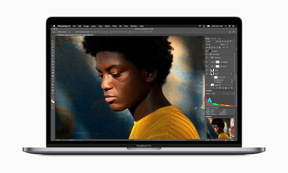 Photoshop uygulamas? ?al??an MacBook Pro.