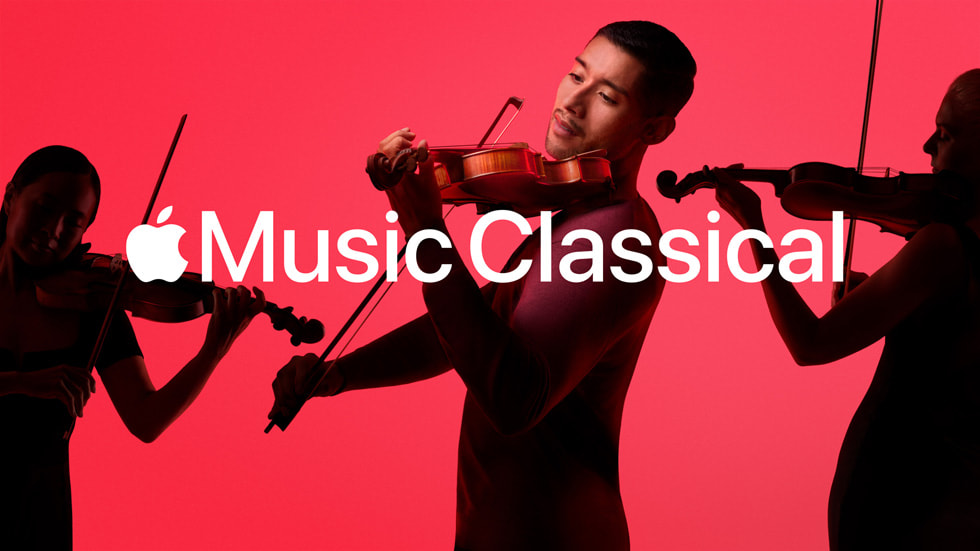 K?rm?z? arka plan?n ?nünde elinde keman tutan ü? müzisyenin üzerine yerle?tirilmi? Apple?Music?Classical logosu.