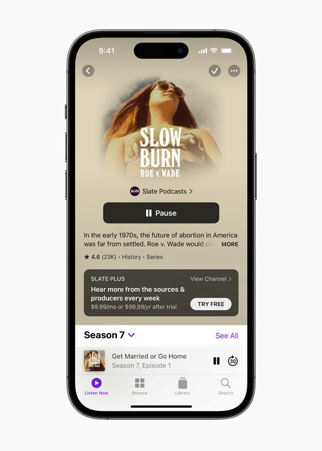 iPhone 14 Pro’da Apple Podcasts’teki Slow Burn yedinci sezonunun program sayfas? g?rülüyor.