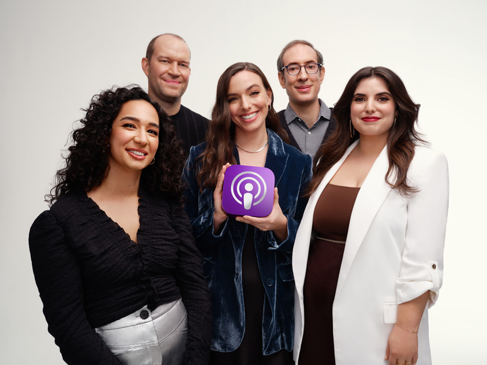 Slow Burn’ün “Y?l?n Program?” se?ilen son sezonu Roe v. Wade’i haz?rlayan Slate ekibi, ellerinde Apple Podcasts ?dülü ile g?rülüyor.
