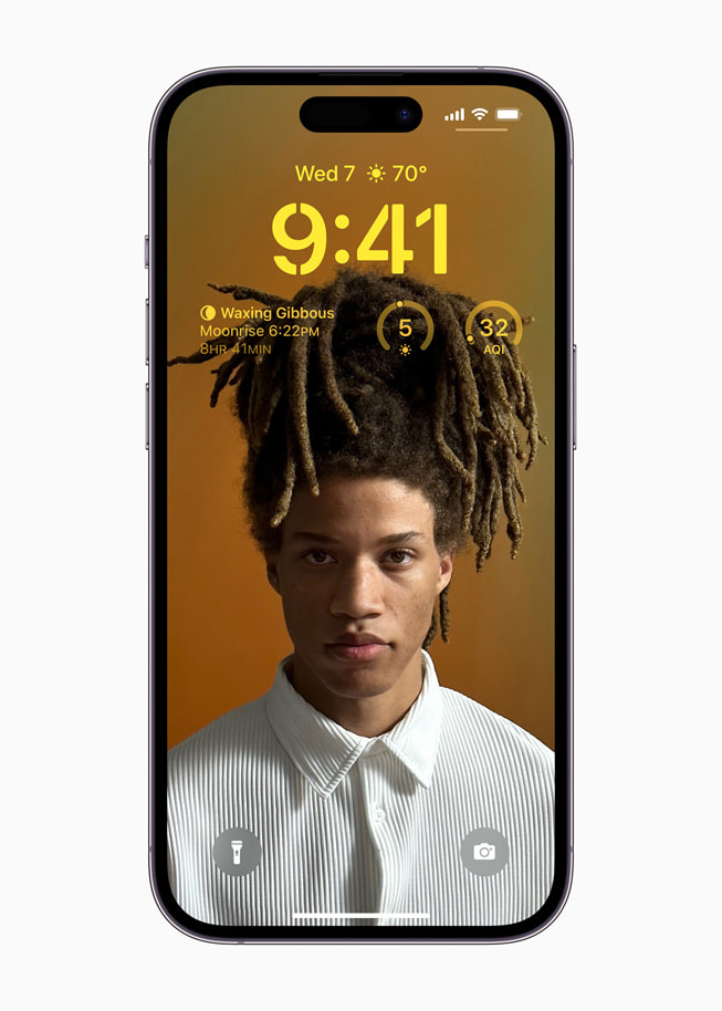 iPhone?14?Pro’da iOS?16’daki ki?iselle?tirilmi? Kilit Ekran? ve ara? tak?mlar? g?steriliyor.