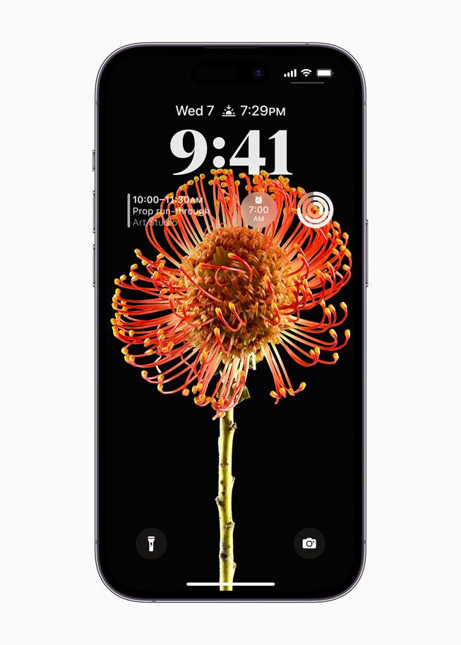 iPhone?14?Pro’da iOS?16’daki ki?iselle?tirilmi? Kilit Ekran? ve ara? tak?mlar? g?steriliyor.
