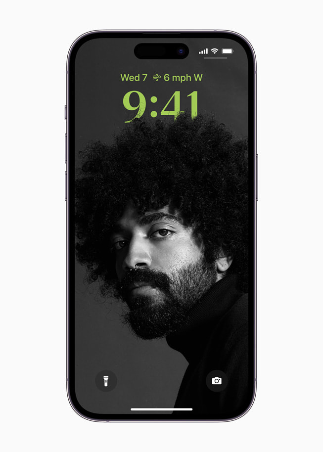 iPhone?14?Pro’da iOS?16’daki ki?iselle?tirilmi? Kilit Ekran? ve ara? tak?mlar? g?steriliyor.
