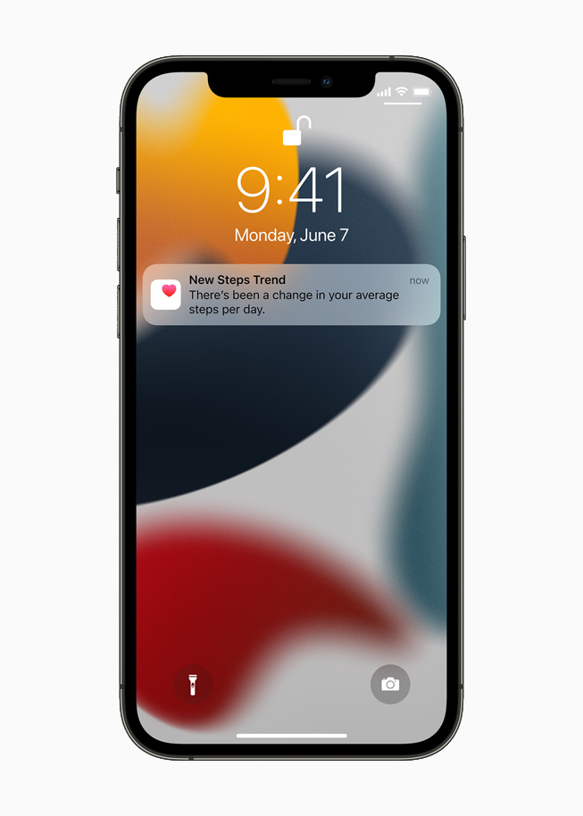 iPhone 12 Pro ekran?nda Kilit ekran?nda yeni Ad?m E?ilimler bildirimi g?steriliyor.