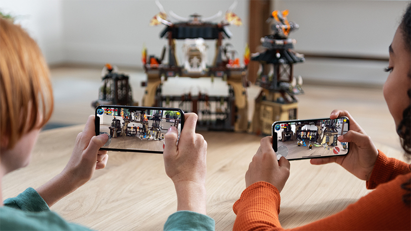 iPhone’da bir AR oyunu oynayan iki ?ocuk.