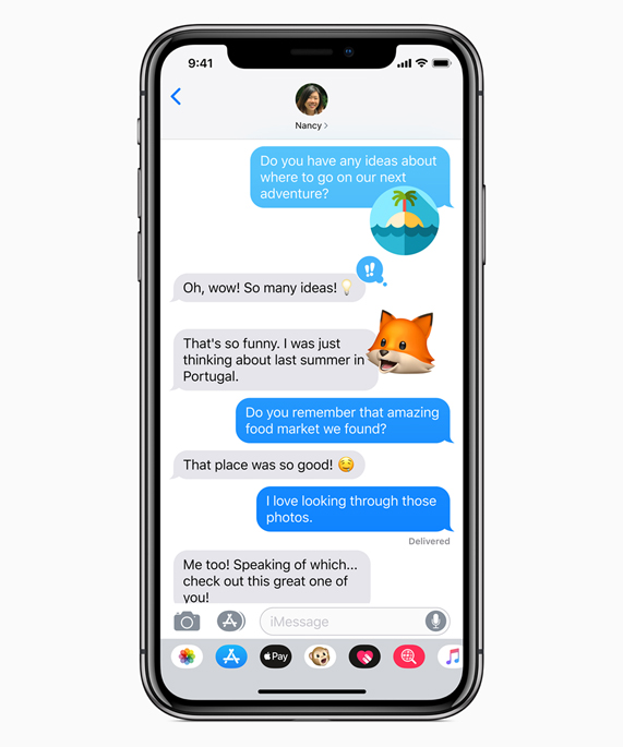 Memoji’ler i?eren Mesajlar uygulamas?n? g?steren iPhone X.