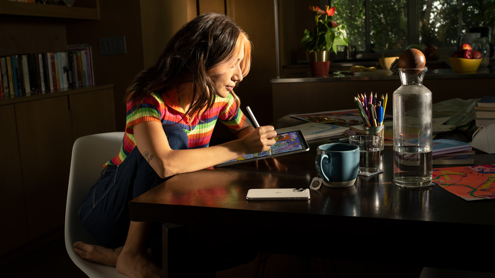 iPadOS 15 yüklü iPad kullanan bir kad?n.