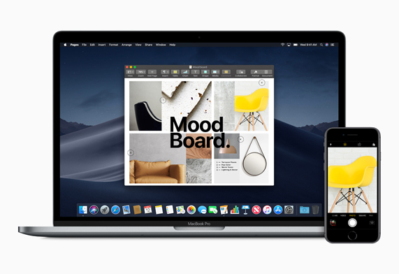 Yan?nda duran iPhone 8 ile ?ekilmi? sar? bir sandalyenin foto?raf?n? g?steren Keynote uygulamas?n?n a??k oldu?u MacBook Pro.